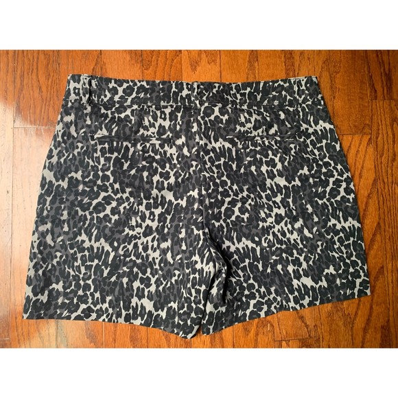 Isaac Mizrahi Tailored 5" Inseam Stretch Trouser Short Distress Leopard Size 16 - Picture 2 of 3